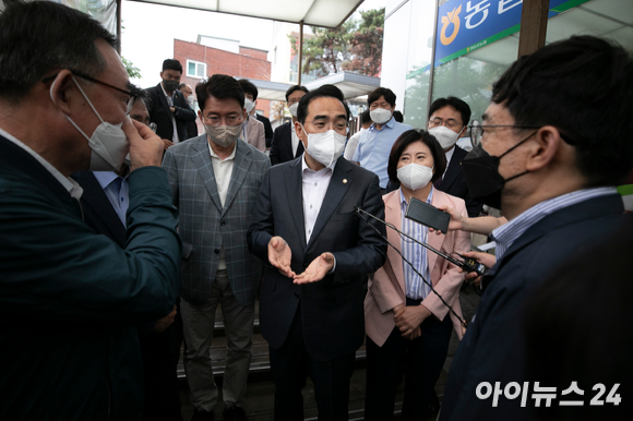 박홍근 더불어민주당 원내대표와 민주당 의원들이 15일 서울 영등포구 농협하나로마트 여의대방로점을 찾아 농협 직원과 함께 물가에 관한 대화를 나누고 있다. [사진=국회사진취재단]