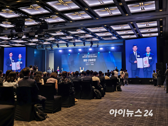 방위산업 관계자들이 8일 서울 용산구 그랜드 하얏트 호텔에서 열린 제1회 방위산업의 날 기념식에 참석하고 있다. [사진=최란 기자]
