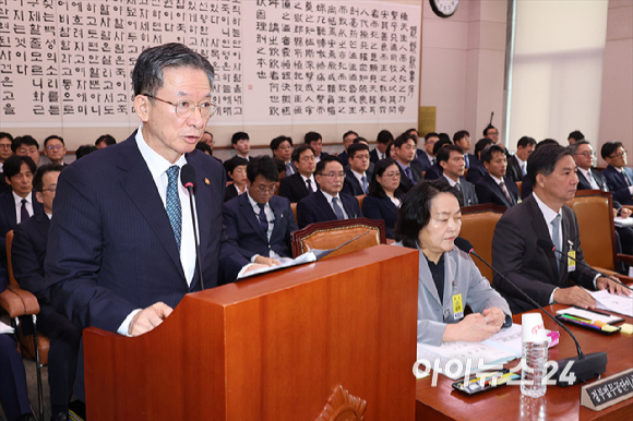 정성호 법무부 장관이 14일 서울 여의도 국회에서 열린 법무부 등에 대한 법제사법위원회 국정감사에서 업무보고를 하고 있다. [사진=곽영래 기자]