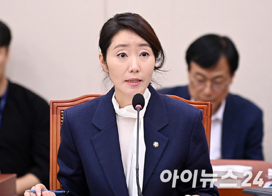 배우 김부선이 '갑질' 의혹을 받고 있는 강선우 여성가족부 장관 후보자를 맹폭하며, 이재명 정부에 차라리 자신을 기용하라고 공개 요청했다. [사진=유튜브 @김부선TV]