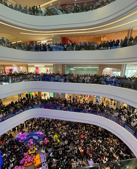 쿠팡카가 이른 아침 강원도 삼척시 도계읍 산골짜기에 위치한 마을로 배송을 나가고 있다. [사진=쿠팡]