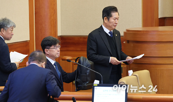 정청래 국회 탄핵소추위원장이 6일 서울 종로구 헌법재판소 대심판정에서 열린 윤석열 대통령 탄핵 심판 6차 변론에 출석하고 있다. [사진=사진공동취재단]