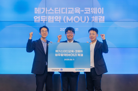 지난 11일 서울 구로구 지타워 코웨이 본사에서 열린 협약식에서 김순태 코웨이 경영관리본부장(왼쪽), 김명곤 코웨이라이프솔루션 대표이사(오른쪽), 윤정훈 메가스터디교육 러셀학원사업본부장(가운데)이 기념 촬영을 하고 있다. [사진=코웨이]