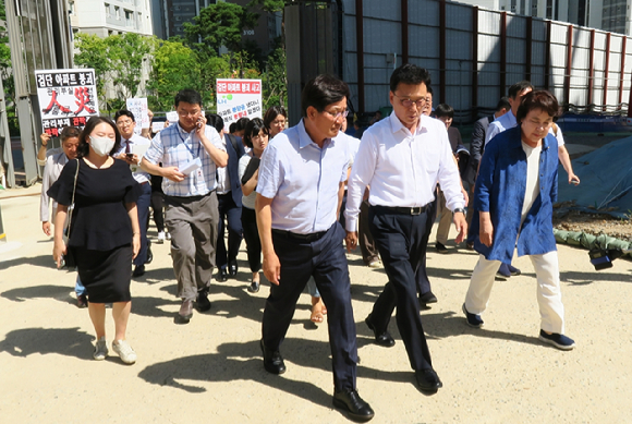 박광온 더불어민주당 원내대표(왼쪽)가 4일 오후 지하주차장 붕괴사고가 발생한 인천 서구 검단신도시 아파트 공사현장을 방문해 브리핑 현장으로 이동하고 있다. [사진=뉴시스]