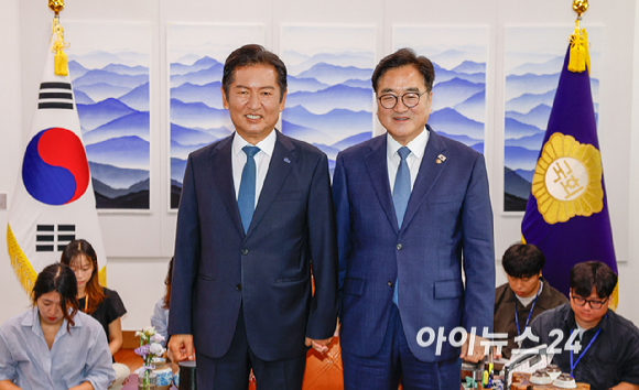 더불어민주당 정청래 신임 대표가 5일 서울 여의도 국회에서 우원식 국회의장을 예방하여 기념촬영을 하고 있다. [사진=곽영래 기자]