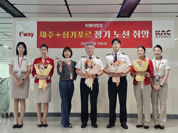 티웨이항공은 지난 15일 제주국제공항에서 김세미 제주지점장(왼쪽에서 세 번째)과 관계자들이 참석한 가운데 제주-싱가포르 신규 취항식 행사를 진행했다. [사진=티웨이항공]