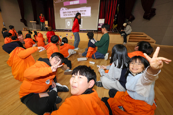 KT는 한국방송통신전파진흥원(KCA)과 &lsquo;디지털 포용과 지속가능경영 강화를 위한 업무협약(MOU)&rsquo;을 맺고 지역 초등학생 95명을 대상으로 'AI&middot;미디어와 함께하는 디지털 미래 캠프'를 19일 진행했다. [사진=KT]