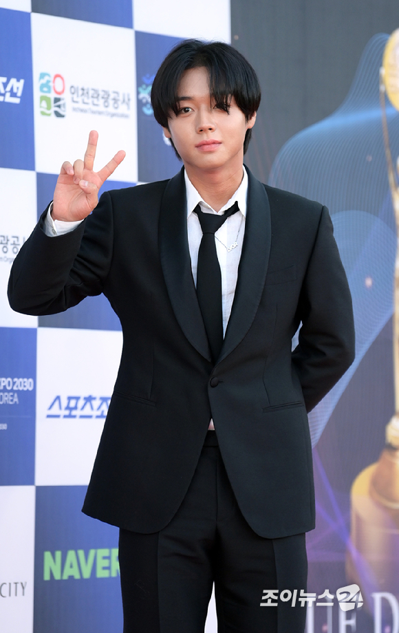 가수 겸 배우 박지훈이 19일 인천 파라다이스시티에서 열린 제2회 청룡시리즈어워즈 레드카펫 행사에 참석하고 있다. [사진=정소희 기자]