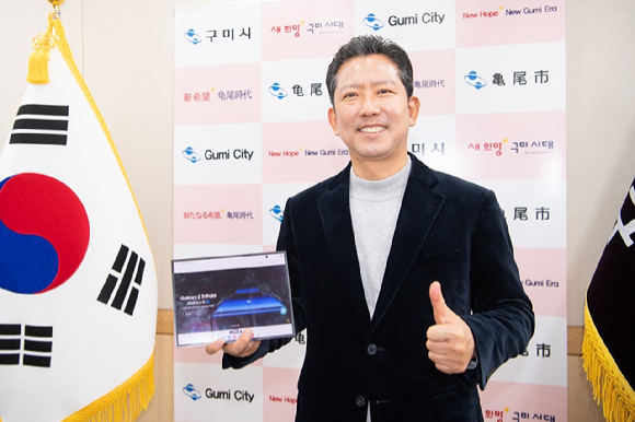 12일 오전 삼성스토어 강남에서 갤럭시Z 트라이폴드를 기다리는 고객들이 대기하고 있다. [사진=삼성전자]