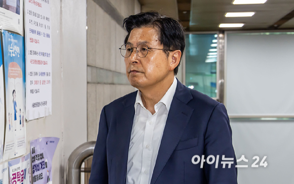 공직선거법 위반 혐의를 받고 있는 황교안 전 국무총리가 8일 서울 서초구 서울중앙지방법원에서 열리는 공판에 출석하고 있다. [사진=사진공동취재단 ]