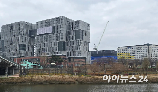 이재명 대통령이 3월 21일 대전 대덕구 공장 화재 현장을 찾아 피해 상황을 살펴보고 있다. 2026.3.21. [사진=청와대]