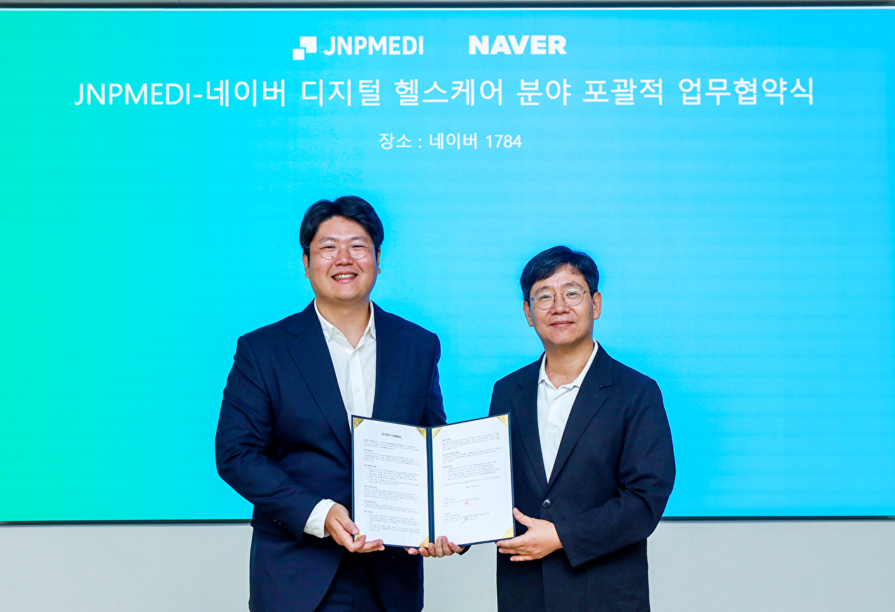 정권호 제이앤피메디 대표(왼쪽)와 최인혁 네이버 테크비즈니스 대표가 경기 성남시 네이버 '1784' 사옥에서 디지털 헬스케어 분야 포괄적 업무 협약 기념 사진을 찍고 있다. [사진=네이버]