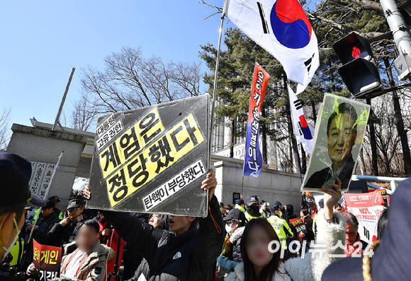 내란 우두머리 혐의로 기소된 윤석열 전 대통령의 1심 선고가 열리는 19일 서울중앙지법 일대에서 무죄 촉구 집회가 열리고 있다. [사진=곽영래 기자]