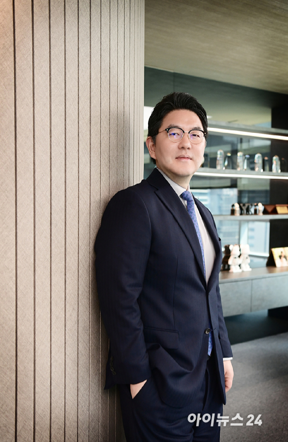 강경훈 법무법인 와이케이 대표변호사가 25일 서울 강남구 역삼동 법무법인 YK 강남 주사무소에서 아이뉴스24와 인터뷰를 갖고 있다. [사진=정소희 기자]