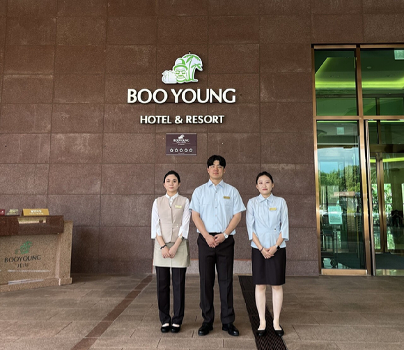 하계 부영트랙 우수 실습생 3명이 부영그룹 제주부영호텔&리조트에 정식 채용돼 기념사진을 촬영하고 있다. [사진=부영그룹]