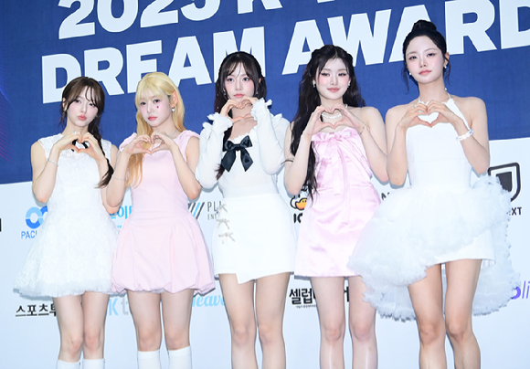 그룹 피프티피프티가 21일 오후 서울 잠실실내체육관에서 열린 '2025 케이 월드 드림 어워즈'(2025 K WORLD DREAM AWARDS)에 블루카펫 행사에 참석하고 있다. [사진=정소희 기자]