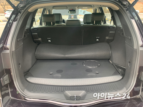 르노코리아 '더 뉴 QM6 LPe RE' 트렁크 바닥의 '도넛탱크' 위치 [사진=김종성 기자]