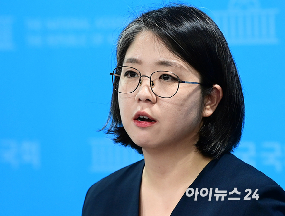 용혜인 성평등가족부 장관 후보자가 10일 서울 여의도 국회 소통관에서 입장 발표 기자회견을 마치고 질의응답을 하고 있다. [사진=정소희 기자]