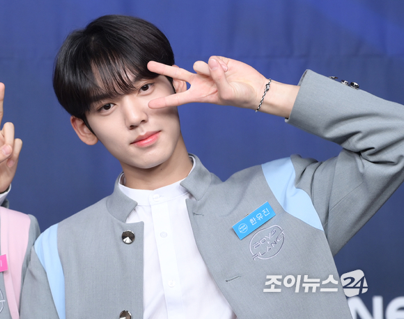 29일 오후 서울 마포구 상암동 CJ사옥에서 열린 MNET '보이즈 플래닛' 손28인 생존자 신고식에 연습생 한유진이 포토타임을 갖고 있다. [사진=정소희 기자]