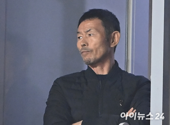 축구 국가대표 손흥민의 부친 손웅정 감독이 지난해 7월 서울 영등포 타임스퀘어에서 열린 아디다스 F50 발매 기념 팬미팅 행사장에서 행사 시작을 기다리고 있다. [사진=연합뉴스]