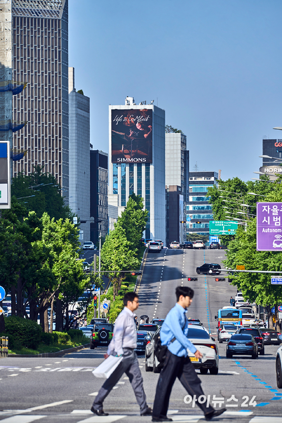 수면 전문 브랜드 시몬스가 서울 강남구 도산대로 일대에서 2026 브랜드 캠페인을 전개한다. 6일 도산대로의 고층 빌딩 사이로 신규 브랜드 캠페인 '라이프 이즈 컴포트(LIFE IS COMFORT)' 영상이 상영되고 있다. [사진=정소희 기자]