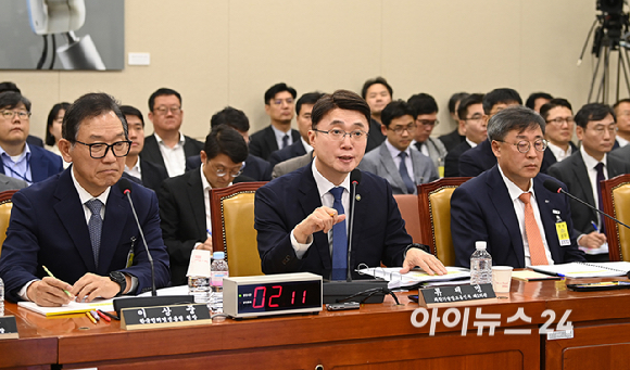 류제명 과학기술정보통신부 제2차관이 21일 서울 여의도 국회에서 열린 과학기술정보방송통신위원회 정보통신기술(ICT)기관 국정감사에서 질의에 답변하고 있다. [사진=곽영래 기자]