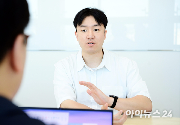 여승호 AI 미디어 아트 디렉터가 16일 오후 서울 영등포구 양평동에 위치한 아이뉴스24 사옥에서 진행된 인터뷰 전 포즈를 취하고 있다. [사진=정소희 기자]