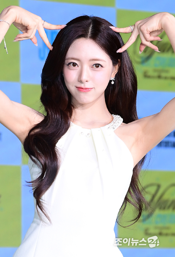 그룹 있지(ITZY) 유나가 23일 오후 서울 광진구 풀만 앰버서더 서울 이스트폴에서 열린 솔로 데뷔 앨범 '아이스크림' 발매 기념 쇼케이스에서 포즈를 취하고 있다. [사진=정소희 기자]