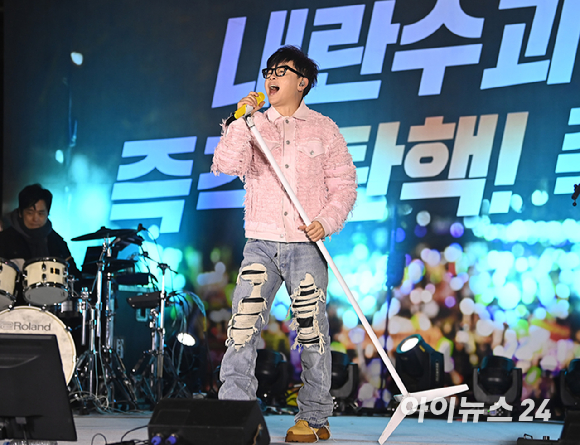 가수 이승환이 지난달 13일 서울 영등포구 산업은행 본점 앞에서 열린 '내란수괴 윤석열 즉각 탄핵! 즉각 체포! 탄핵촛불문화제'에서 공연을 하고 있다. [사진=곽영래 기자]