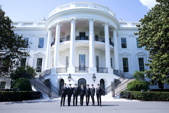 방탄소년단이 지난달 31일 오후 3시(현지시간) 백악관 집무실에서 조 바이든 미국 대통령과 환담을 나눴다. 사진은 백악관에 예방한 방탄소년단. [사진=빅히트뮤직]