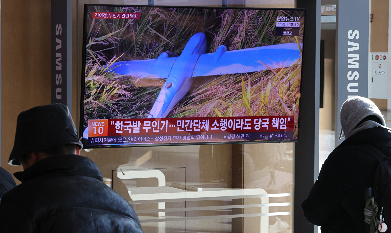 11일 서울역 대합실에서 시민들이 북한의 무인기 영공 침범 주장 관련 뉴스를 보고 있다. 이날 김여정 북한 노동당 부부장은 "명백한 것은 한국발 무인기가 우리 국가의 영공을 침범하였다는 사실 그 자체"라며 "실체에 대한 구체적인 설명은 반드시 있어야 할 것"이라고 밝혔다. 2026.1.11 [사진=연합뉴스]