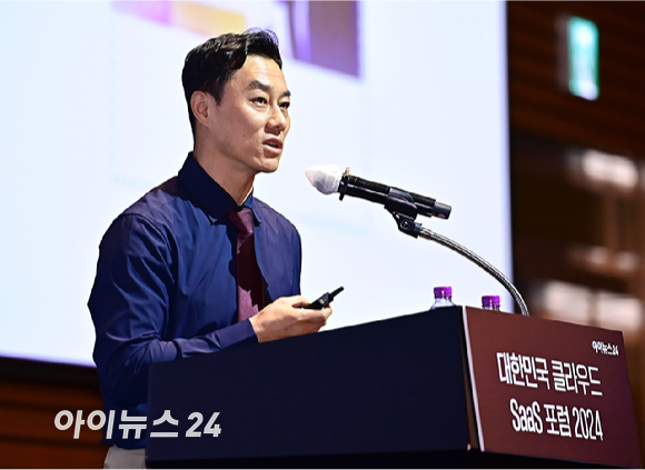 옥상훈 네이버클라우드 AI SaaS Business 리더가 26일 서울 영등포구 여의도동 FKI타워 그랜드볼룸에서 열린 '대한민국 클라우드·SaaS 포럼 2024(KCSF2024)'에서 '생성형 AI 혁신 서비스 전략 및 사례' 를 강연하고 있다. [사진=곽영래 기자]