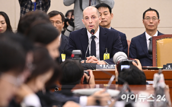 해롤드 로저스 쿠팡 대표이사가 17일 서울 여의도 국회 과학기술정보방송통신위원회 전체회의에서 열린 쿠팡 침해사고 관련 청문회에서 질의에 답하고 있다. [사진=곽영래 기자]