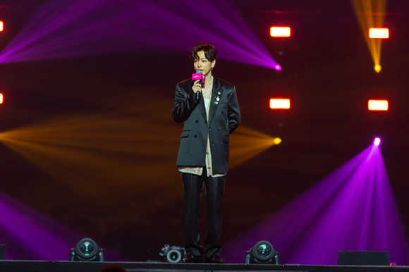 일본 배우 사토 타케루가 지난 11일 일본 지바현 마쿠하리 멧세에서 개최된 '케이콘 재팬 2025(KCON JAPAN 2025)' 엠카운트다운 무대에서 진행을 하고 있다. [사진=CJ ENM]