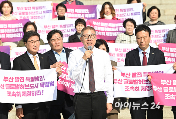 박형준 부산시장이 23일 서울 여의도 국회 본관 계단에서 부산 발전 특별법안, 부산 글로벌허브도시 특별법 조속 제정 촉구 삭발식에서 발언하고 있다. [사진=곽영래 기자]
