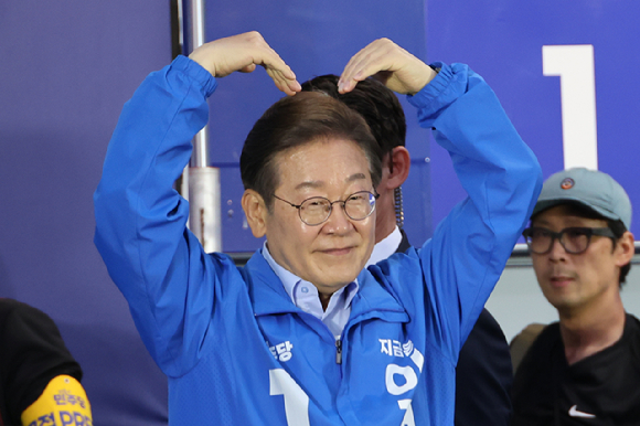 더불어민주당 이재명 대선 후보가 지난 21일 자신의 지역구인 인천광역시 계양역 앞 유세에서 연설을 마친 뒤 하트인사를 하고 있다. [사진=연합뉴스]