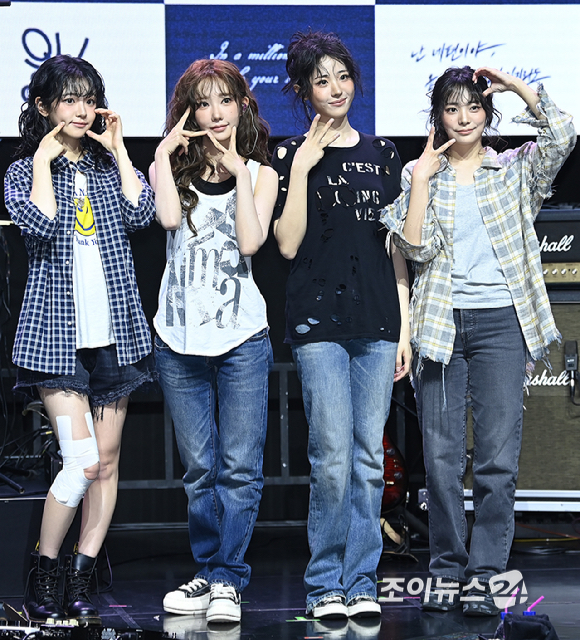 걸밴드 QWER(큐더블유이알)이 9일 오후 서울 서대문구 예스24 원더로크홀에서 열린 미니 3집 발매 기념 미디어 쇼케이스에서 포토타임을 갖고 있다. [사진=곽영래 기자]
