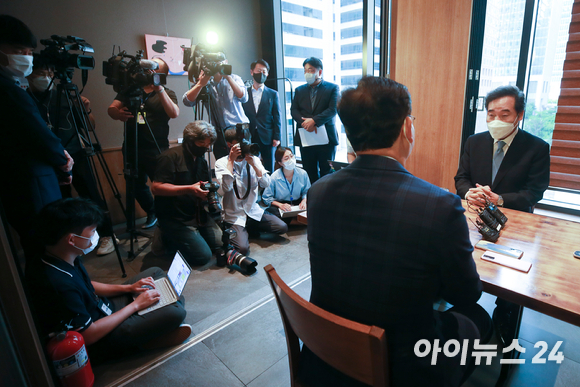 송영길 더불어민주당 대표(오른쪽)와 이낙연 전 대표가 9일 오후 서울 여의도 인근의 음식점에 만찬 회동을 하고 있다.