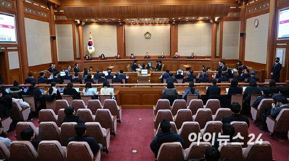 11일 서울 종로구 헌법재판소에서 열린 윤석열 대통령 탄핵심판 7차 변론기일에 헌법재판관들이 참석해 있다. [사진=사진공동취재단]