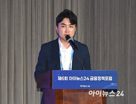 '제6회 아이뉴스24 금융정책포럼'이 '디지털자산기본법 이후, 한국 가상자산 시장의 새로운 질서'를 주제로 18일 서울 중구 은행회관 국제회의실에서 열렸다. 김병희 신한은행 AX디지털솔루션부 디지털자산Cell장이 '금융회사 스테이블코인 도입과 금융권 방향'을 제목으로 기조발제하고 있다. [사진=곽영래 기자]