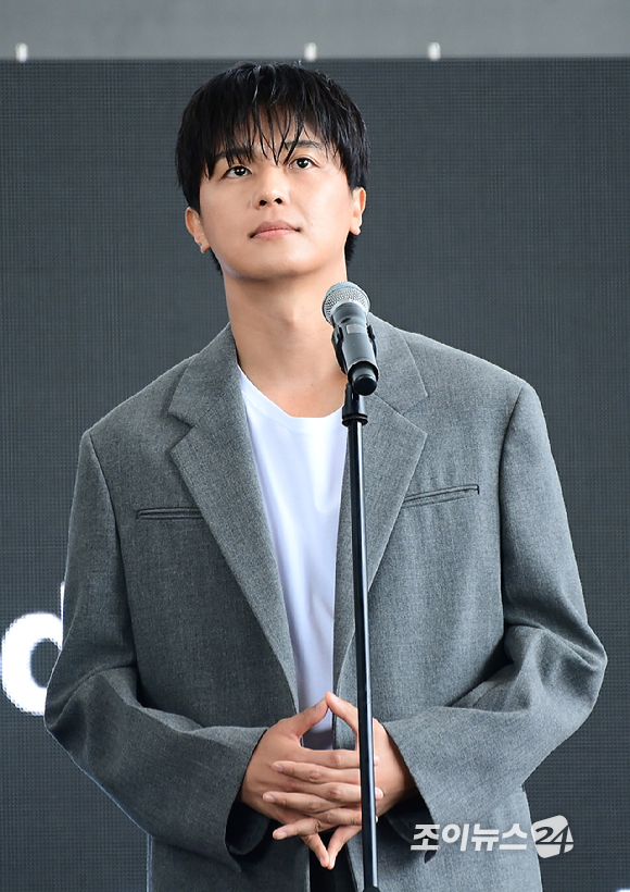 배우 연우진이 19일 오후 부산광역시 해운대구 우동 영화의 전당에서 열린 제30회 부산국제영화제(BIFF) '파과' 야외무대인사 행사에 참석하고 있다. [사진=정소희 기자]