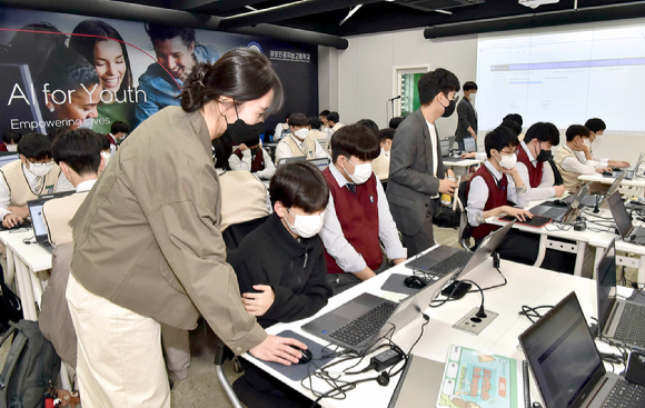 광운인공지능고등학교 학생들이 KT AI 코치와 함께 AICE 베이직 과정 응시를 위한 사전 실습 교육에 참여하고 있는 모습. [사진=KT]