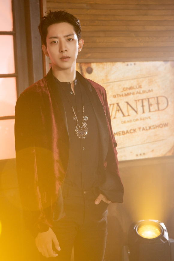 그룹 씨엔블루(CNBLUE)이정신이 20일 온라인으로 진행된 아홉 번째 미니 앨범 'WANTED' 발매 기념 컴백 토크쇼에 참석해 포즈를 취하고 있다. [사진=FNC엔터테인먼트]
