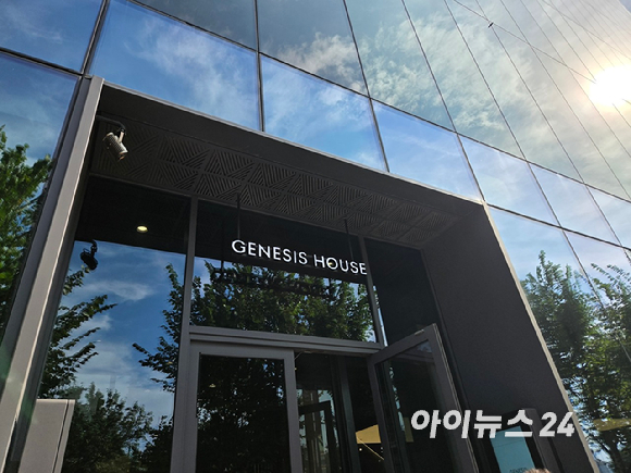 미국 뉴욕 제네시스 하우스에 전시된 'GV90 네오룬 퍼스트 에디션'. [사진=최란 기자]