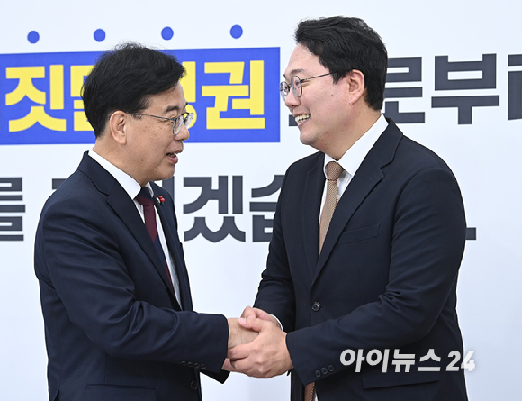 송언석 국민의힘 원내대표가 17일 서울 여의도 국회에서 천하람 개혁신당 원내대표를 접견하고 있다. [사진=곽영래 기자]