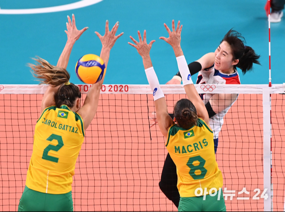 6일 오후 일본 도쿄 아리아케 아레나에서 열린 2020 도쿄올림픽 여자 배구 준결승 대한민국 대 브라질의 경기가 진행됐다. 한국 박정아가 스파이크를 하고 있다.