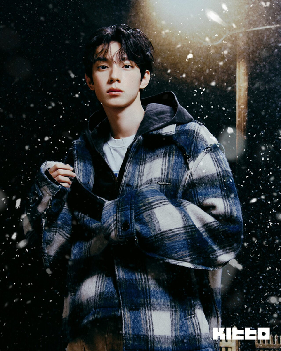 최립우가 화보 촬영에서 포즈를 취하고 있다. [사진=Kitto]