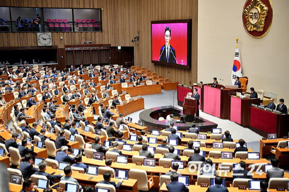 김민석 더불어민주당 대표가 7일 서울 여의도 국회에서 열린 제439회국회(정기회) 제3차 본회의에서 교섭단체 대표연설을 하고 있다. [사진=곽영래 기자]