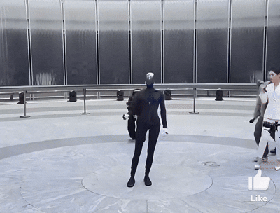 끌려나가는 샤오펑의 로봇 아이언 [사진=웨이보 캡처/연합뉴스]