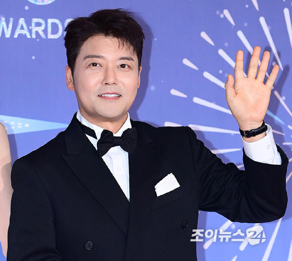 방송인 장도연과 전현무가 29일 오후 서울 마포구 MBC 사옥에서 열린 '2025 MBC 방송연예대상'에 시상식 MC로 참석하고 있다. [사진=정소희 기자]